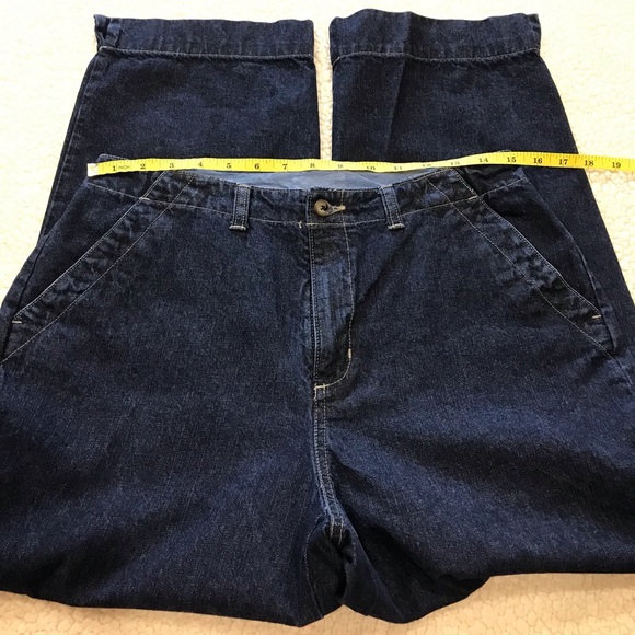 St. John’s Bay Denim Blue Jean Capri Pants
9 / 10 Medium 
2 Front & Back Pockets - Picture 10 of 15